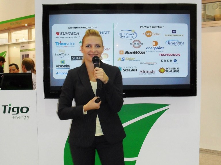 Messe und Kongress Moderatorin auf der PV SEC Janine Mehner für Tigo Energy in Hamburg auf der Messe CCH